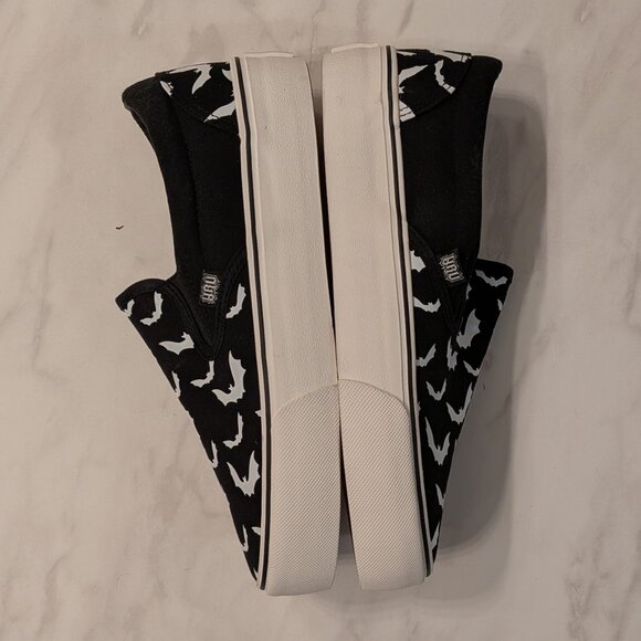 YRU Bat Shoes - White Bats on Black Background with White Platform Soles - Picture 5 of 9